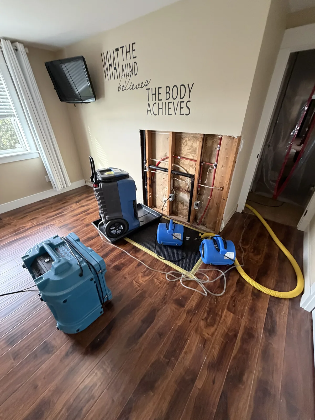 Mukilteo: Air movers and dehumidification equipment supported drying of the exposed wall framing.
